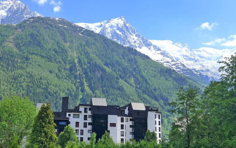 L'Outa: Sky, Mountain, Cloud, Building, Natural Landscape, Natural Environment, Highland, Snow, Tree, Grass