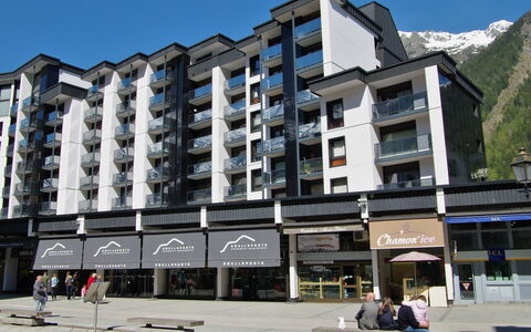 L'Outa: Sky, Building, Property, Window, Urban Design, Condominium, Mountain, Tower Block, City, Residential Area