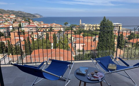 Casa Vacanze la Faiola: Sky, Cloud, Building, Property, Furniture, Table, Light, Nature, Azure, Outdoor Furniture