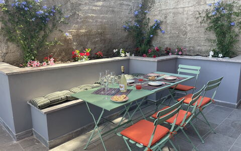 Casa Vacanze la Faiola: Table, Plant, Property, Furniture, Flower, Outdoor Table, Outdoor Furniture, Rectangle, Interior Design, Architecture