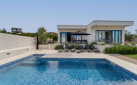 Inizio: Water, Sky, Property, Plant, Blue, Azure, Swimming Pool, Building, Grass, Shade