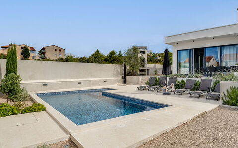 Inizio: Water, Plant, Sky, Swimming Pool, Building, Shade, Leisure, Rectangle, Grass, Residential Area