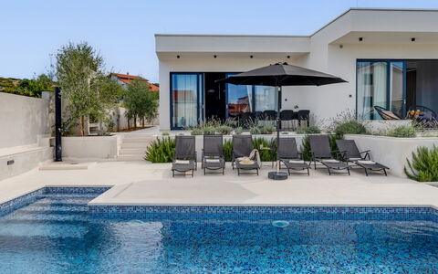Inizio: Water, Plant, Sky, Azure, Shade, Swimming Pool, Residential Area, Outdoor Furniture, Real Estate, Leisure