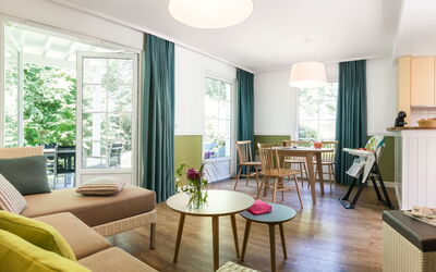 Lakeside Cottage Premium 601.8: Table, Property, Furniture, Plant, Couch, Wood, Lighting, Living Room, Houseplant, Window