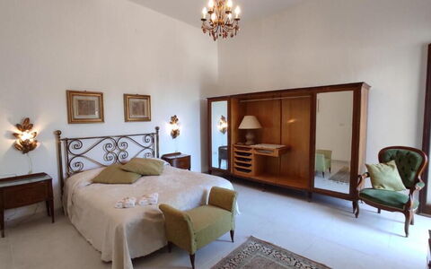 Tre Donne: Furniture, Property, Building, Comfort, Wood, Lighting, Interior Design, Picture Frame, House, Architecture
