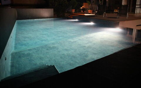 Tre Donne: Water, Swimming Pool, Rectangle, Wood, Road Surface, Flooring, Composite Material, Tints And Shades, Grass, Building