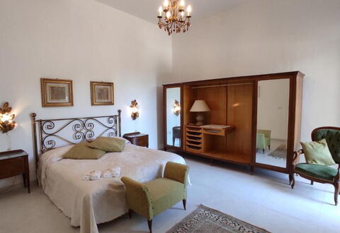 Tre Donne: Furniture, Property, Building, Comfort, Wood, Lighting, Interior Design, Picture Frame, House, Architecture