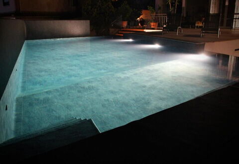 Tre Donne: Water, Swimming Pool, Rectangle, Wood, Road Surface, Flooring, Composite Material, Tints And Shades, Grass, Building