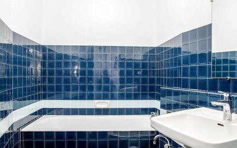 Les Aiguilles du Brévent: Tap, Mirror, Property, Plumbing Fixture, Sink, Building, Bathroom Sink, Azure, Bathroom, Interior Design