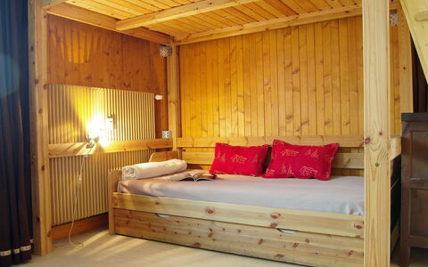 Les Aiguilles du Brévent: Property, Furniture, Comfort, Bed Frame, Wood, Interior Design, Building, Floor, Flooring, Bed