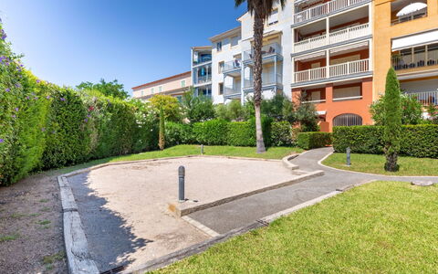 Sainte Maxime 225: Water, Sky, Plant, Building, Azure, Natural Landscape, Tree, Body Of Water, Beach, Terrain
