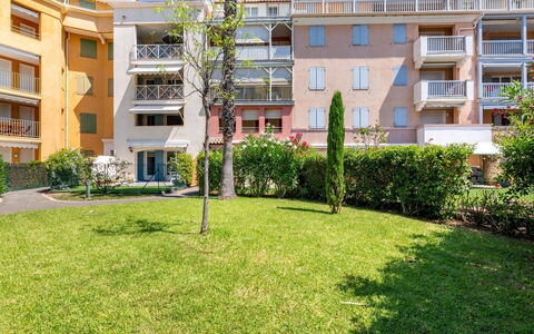 Sainte Maxime 225: Water, Sky, Plant, Building, Azure, Natural Landscape, Tree, Body Of Water, Beach, Terrain