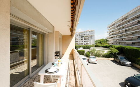 Le Morélia: Water, Sky, Plant, Building, Azure, Natural Landscape, Tree, Body Of Water, Beach, Terrain
