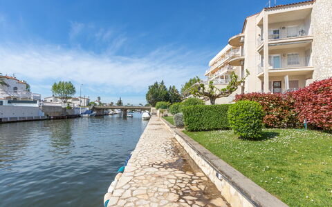 Flamicell: Water, Plant, Sky, Cloud, Building, Window, Watercraft, Boat, Tree, Watercourse