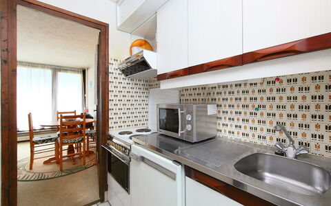 Les Pècles: Countertop, Kitchen Sink, Cabinetry, Sink, Property, Furniture, Tap, Plumbing Fixture, Kitchen, Wood