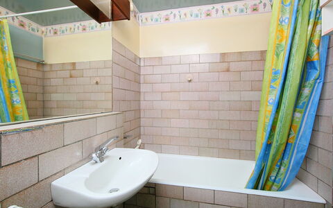 Les Pècles: Plumbing Fixture, Sink, Property, Tap, Green, Bathroom Sink, Building, Bathroom, Wood, Interior Design