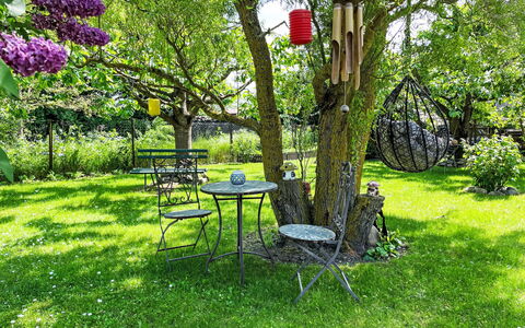 Gingst 602: Plant, Table, Green, Leaf, Natural Environment, Tree, Natural Landscape, Vegetation, Grass, Outdoor Table