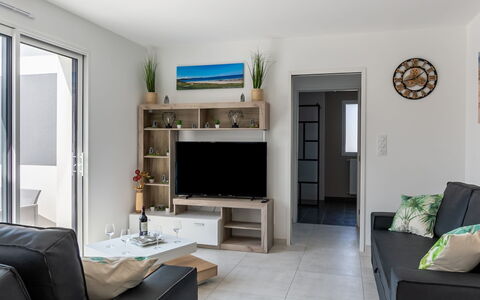 Palet Breton: Furniture, Couch, Green, Picture Frame, Architecture, Wood, Floor, Shade, Living Room