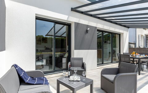 Palet Breton: Furniture, Table, Property, Couch, Chair, Shade, Comfort, Window, Lighting, Interior Design