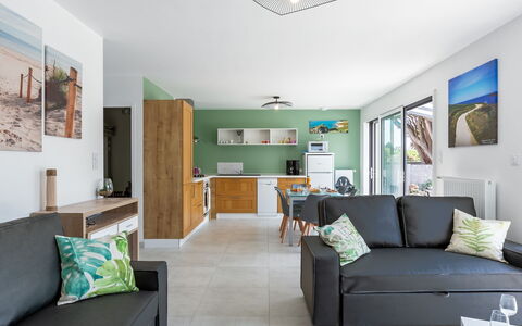 Palet Breton: Furniture, Property, Couch, Green, Picture Frame, Blue, Comfort, Lighting, Interior Design, Floor