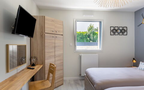 Palet Breton: Furniture, Building, Property, Comfort, Azure, Wood, Plant, Cabinetry, Window, Textile