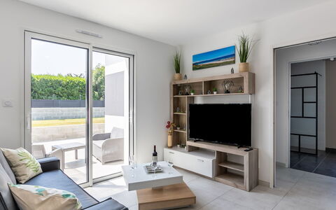Palet Breton: Property, Building, Wood, Shade, Comfort, Couch, Table, Flooring, Floor