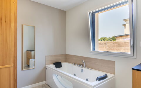 Palet Breton: Tap, Mirror, Plumbing Fixture, Sink, Property, Bathroom Cabinet, Bathroom Sink, Bathroom, Azure