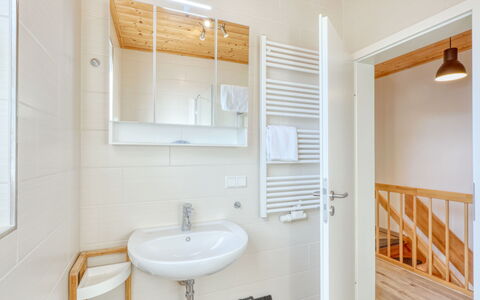Sundlicht: Mirror, Plumbing Fixture, Tap, Property, Sink, Bathroom, Building, Bathtub, Interior Design, Bathroom Sink