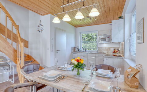 Sundlicht: Furniture, Table, Property, Flower, Cabinetry, Plant, Wood, Chair, Interior Design, Building