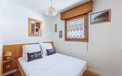 L'Espace Montagne 480.8: Furniture, Bed, Wall, Interior Design, Bedroom, Wood, Room, Floor, Bed Sheet, Bedding