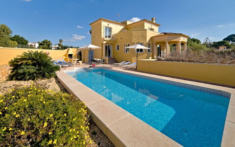 Villa Acuario: Sky, Plant, Water, Building, Swimming Pool, Azure, Flower, Tree, Shade, Cloud