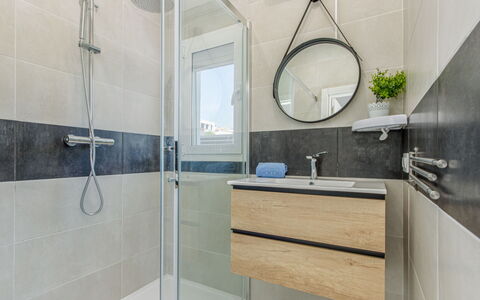 Gironés: Mirror, Plumbing Fixture, Tap, Shower Head, Cabinetry, Sink, Bathroom, Shower, Building