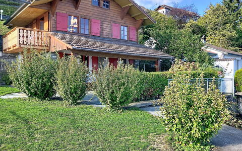 Le Cabanon: Building, House, Shrub, Home, Residential Area, Roof, Cottage, Garden, Spring