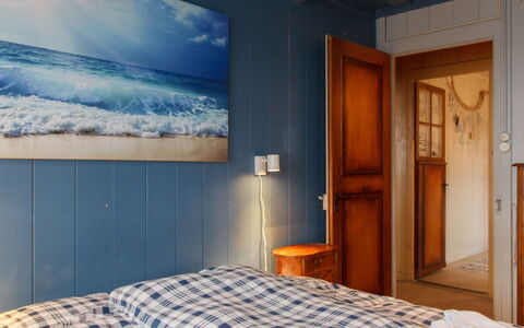 Le Cabanon: Wood, Bedroom, Furniture, Bed Sheet, Interior Design, Floor, Bed, Flooring, Bedding, Room