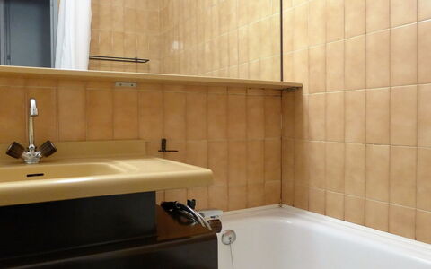 Chamonix 600: Bathroom, Property, Room, Tap, Tile, Wall, Interior Design, Architecture, Floor, Bathtub