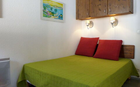 Chamonix 600: Bed, Bedroom, Furniture, Room, Bed Sheet, Property, Interior Design, Green, Wall, Bed Frame