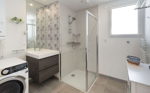 Quiberon 183: Property, Plumbing Fixture, Shower Head, Laundry Room, Sink, Tap, Clothes Dryer, Bathroom, Mirror