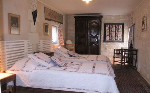 Les Landes du Chinonais: Picture Frame, Property, Furniture, Comfort, Building, Wood, Lighting, Bed Frame, Architecture, Floor