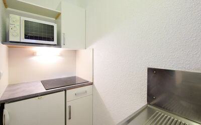 Jonquilles 630.7: Property, Room, Kitchen, Countertop, Furniture, House, Real Estate, Cabinetry, Building, Floor