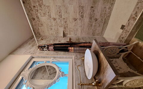 Balatoni Farmhaz: Wood, Plumbing Fixture, House, Floor, Flooring, Ceiling, Building, Hardwood, Plumbing, Linens