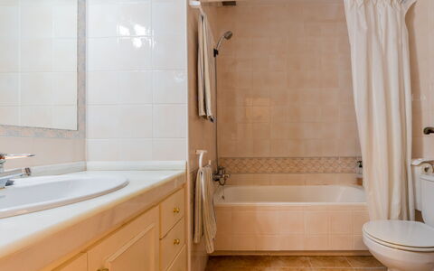 Torredembarra 109: Bathtub, Plumbing Fixture, Tap, Bathroom Cabinet, Shower Rod, Shower Head, Bathroom, Shower, Building