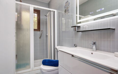 Villa Jolanda: Mirror, Plumbing Fixture, Bathroom Cabinet, Property, Tap, Building, Sink, Bathroom Sink, Bathroom, Bathtub