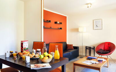 L'Adret 652.2: Table, Furniture, Property, Couch, Orange, Wood, Interior Design, Lighting, Comfort, Yellow