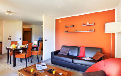 L'Adret 652.4: Furniture, Table, Couch, Property, Orange, Comfort, Picture Frame, Interior Design, Wood, Studio Couch