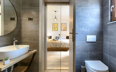 Solis: Mirror, Tap, Plumbing Fixture, Sink, Property, Bathroom Sink, Bathroom, Building, Interior Design