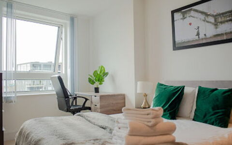 Lincoln Way: Property, Comfort, Green, Building, Wood, Azure, Interior Design, Textile, Picture Frame, Window