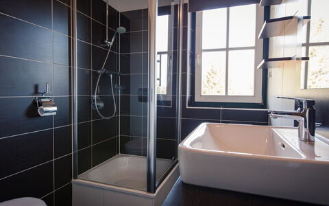 Turracher Höhe 121: Tap, Plumbing Fixture, Bathtub, Light, Bathroom, Window, Interior Design, Shower