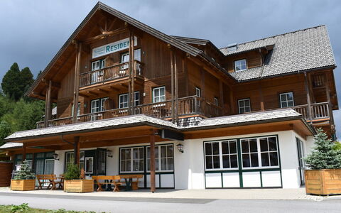 Turracher Höhe 121: Sky, Cloud, Plant, Building, Window, House, Porch, Wood, Tree, Residential Area