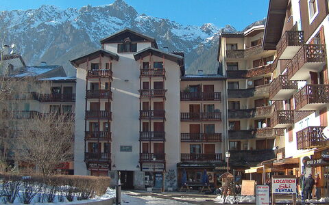 Chamonix 680: Sky, Daytime, Building, Property, Window, Snow, Urban Design, Mountain, Residential Area, Neighbourhood