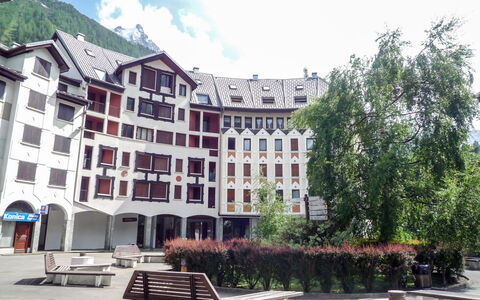 Gentiane: Cloud, Building, Sky, Plant, Window, Outdoor Bench, Urban Design, Condominium, Neighbourhood, Leisure